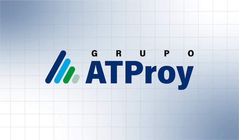 Banner oficial con el logo y símbolo de Grupo ATProy al centro con un fondo cuadriculado blanco.
