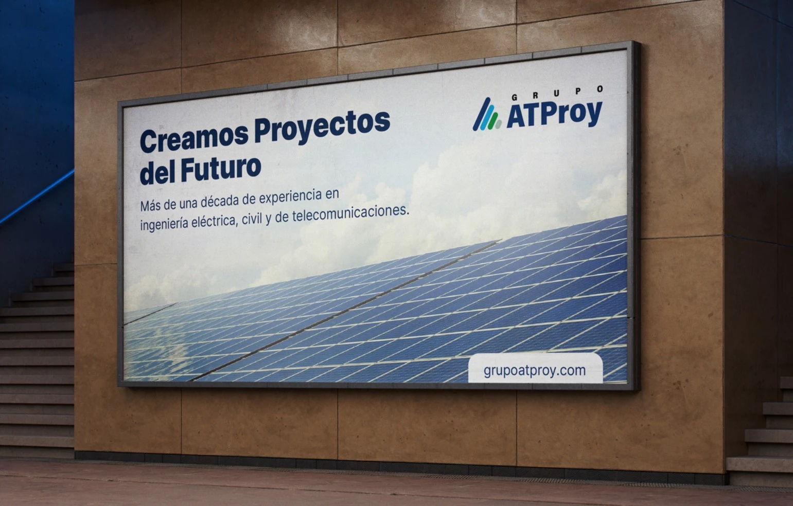 Publicidad en vallas publicitarias con el texto "Creamos proyectos del futuro, más de una década de experiencia en ingeniería eléctrica, civil y de telecomunicaciones" con un fondo de paneles solares por debajo del cielo; el logo horizontal de Grupo ATProy colocado arriba a la izquierda y abajo el dominio que apunta al sitio web.