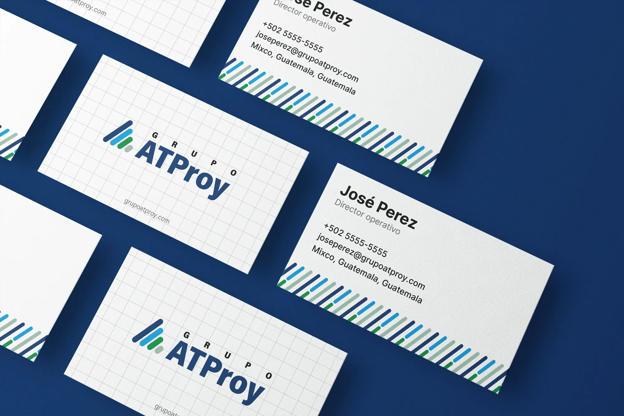 Tarjetas de presentación mostrando el banner oficial en la parte delante y la parte trasera con el nombre, puesto de trabajo, medios de contacto y el patrón de marca por debajo como firma de Grupo ATProy.