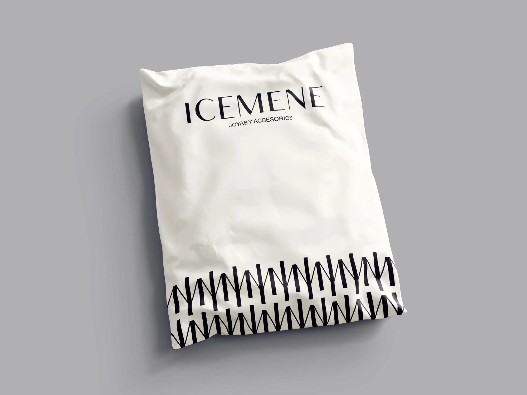 Paquete para envíos de productos a domicilio con el Logo en la parte superior y por debajo el patrón de marca.