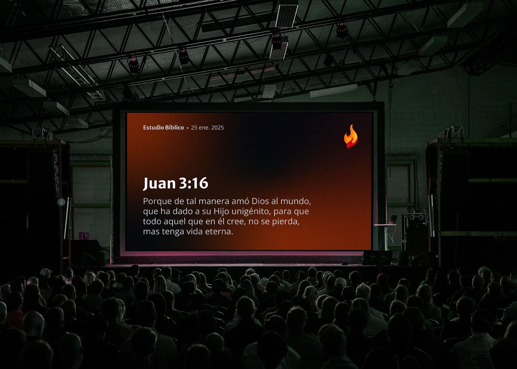 Representación de un estudio bíblico proyectado en una pantalla gigante y personas viendo directamente la proyección.