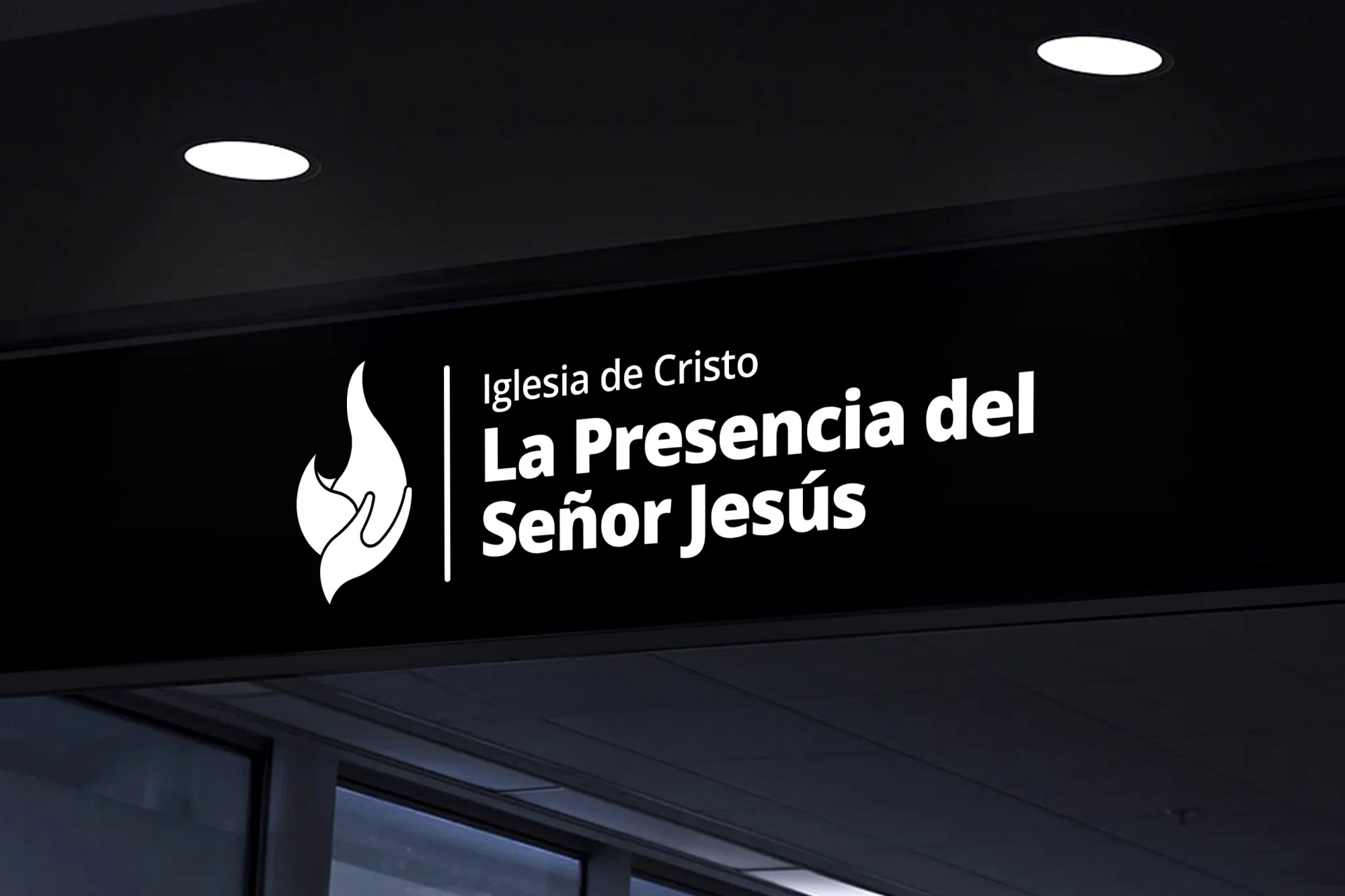 Representación del logo a una sola tinta (Blanca) en un letrero LED para indicar el lugar físico de la Iglesia.