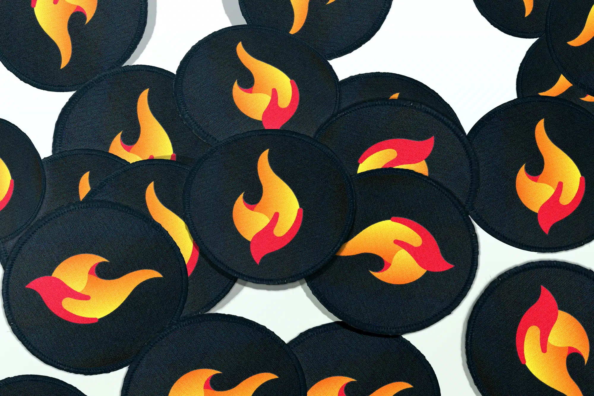 Representacion de stickers bordados para diferentes usos internos con el símbolo al centro.