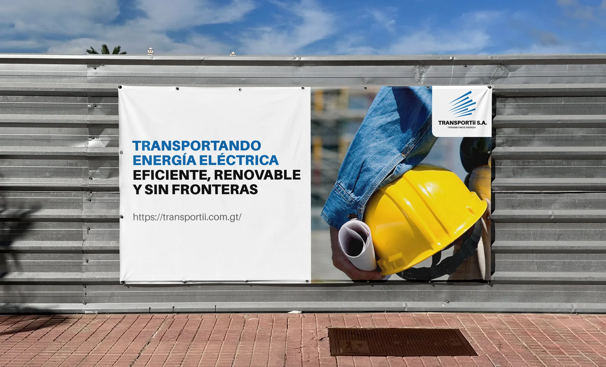 Valla publicitaria con el texto "Transportando energía eléctrica eficiente, renovable y sin fronteras." y la url al sitio web por debajo; una imagen representativa a la derecha con el logo de Transportii S.A.