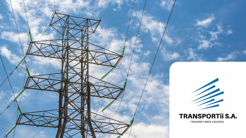 Torre eléctrica vista desde abajo con el logo de Transportii S.A. en fondo blanco ubicado en la esquina inferior.