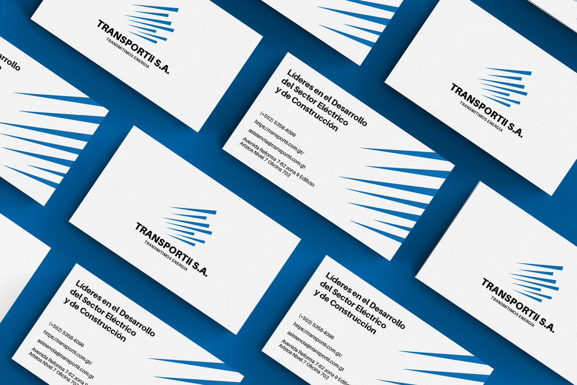 Tarjetas de presentación con el logo en la parte trasera y en la parte delantera el texto de "Líderes en el desarrollo del sector eléctrico y de construcción", medios de contacto y dirección.